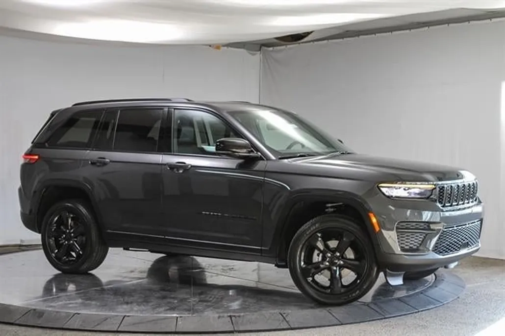 2025 Jeep Grand Cherokee Altitude photo 1