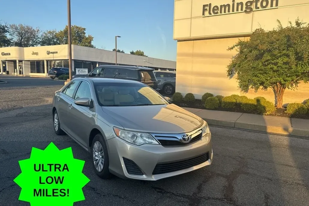 2013 Toyota Camry LE photo 1