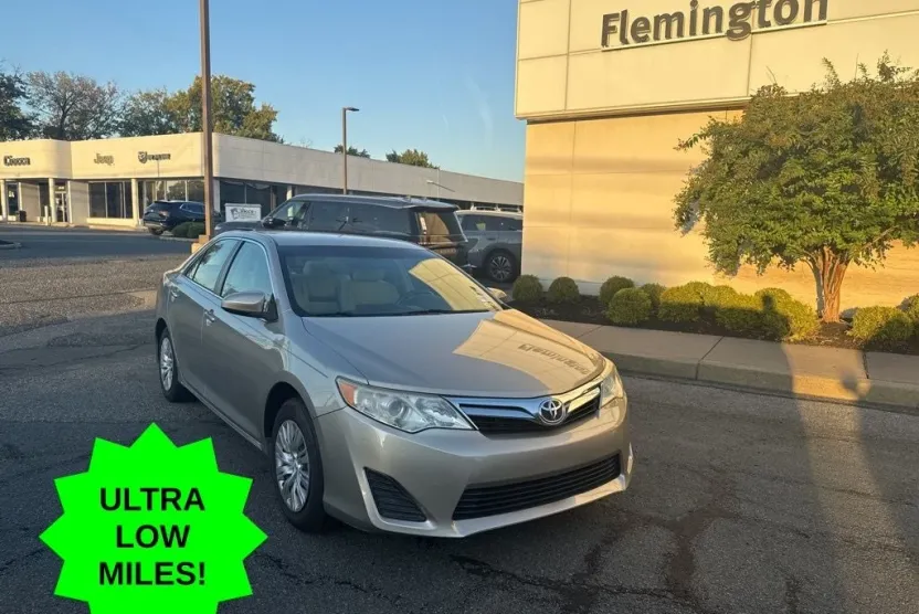 2013 Toyota Camry LE photo 1