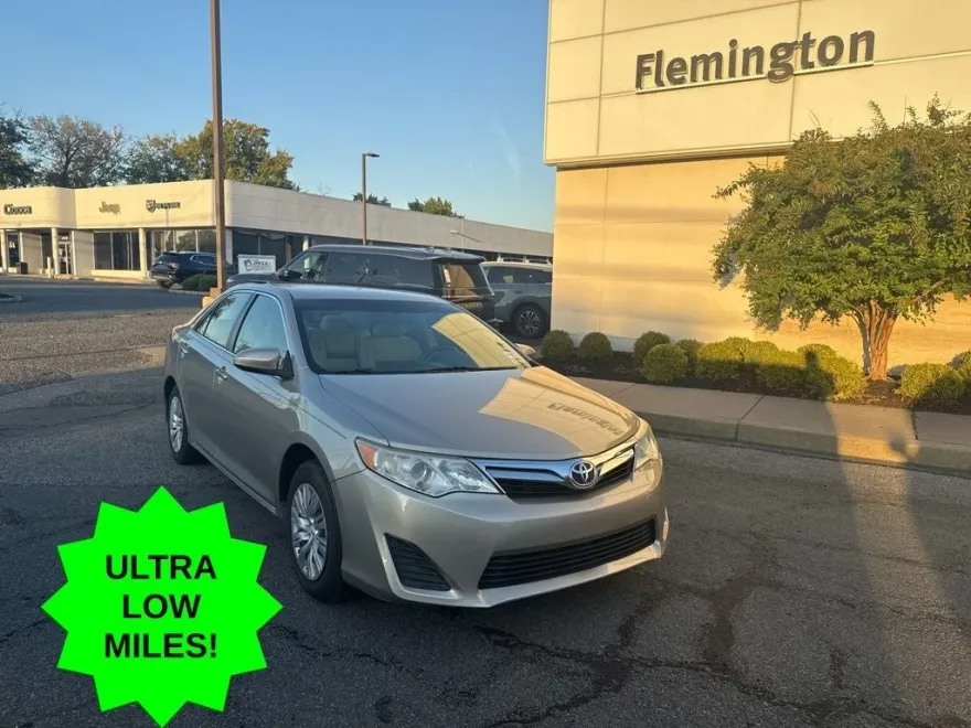 2013 Toyota Camry LE photo 1