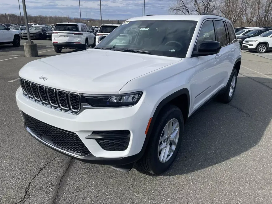 2025 Jeep Grand Cherokee Laredo photo 1