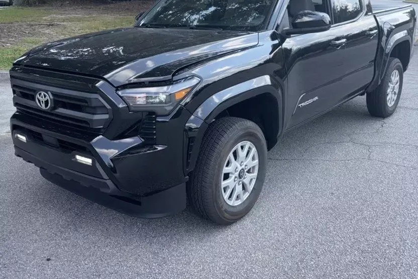 2025 Toyota Tacoma SR5 photo 1