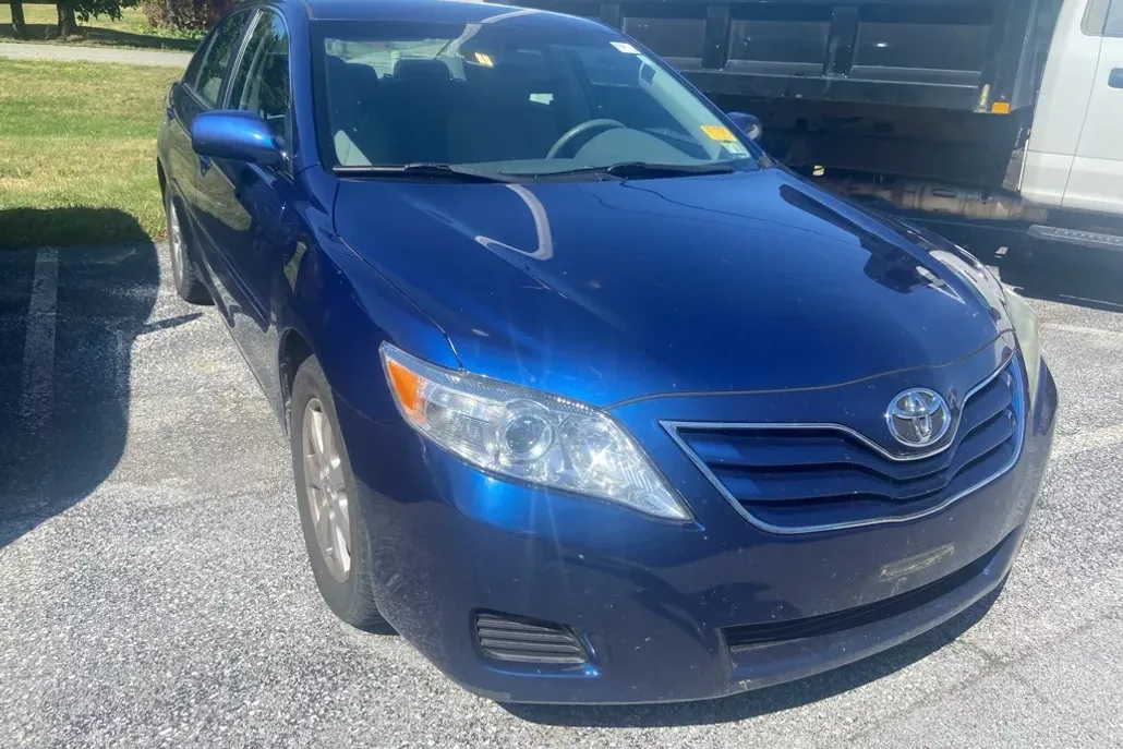 2011 Toyota Camry SE photo 1