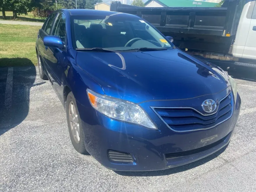2011 Toyota Camry SE photo 1
