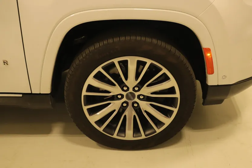 2023 Jeep Grand Wagoneer III photo 1
