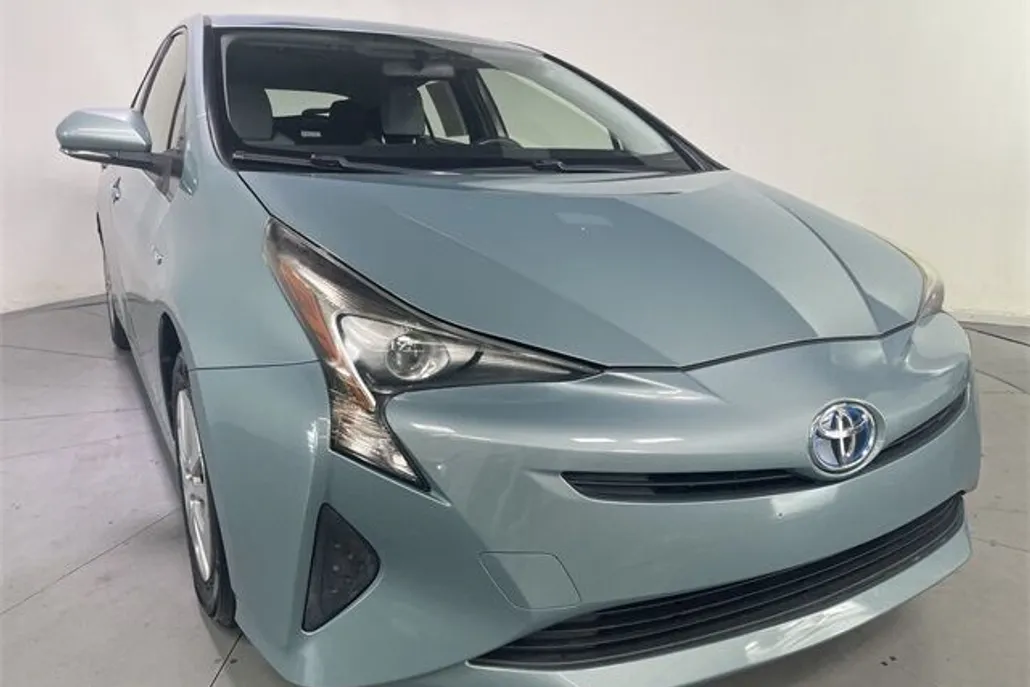 2016 Toyota Prius Two photo 1