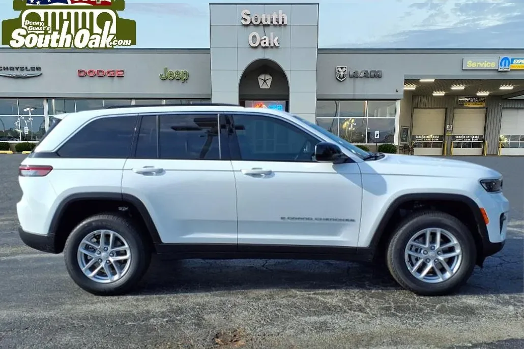 2025 Jeep Grand Cherokee Laredo Altitude photo 1