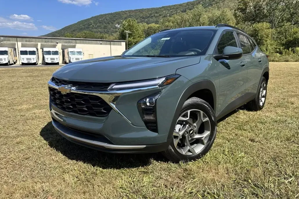 2025 Chevrolet Trax LT photo 1