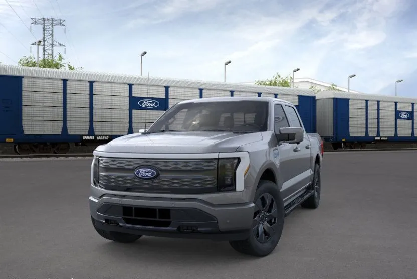 2025 Ford F-150 Lightning Lariat photo 1
