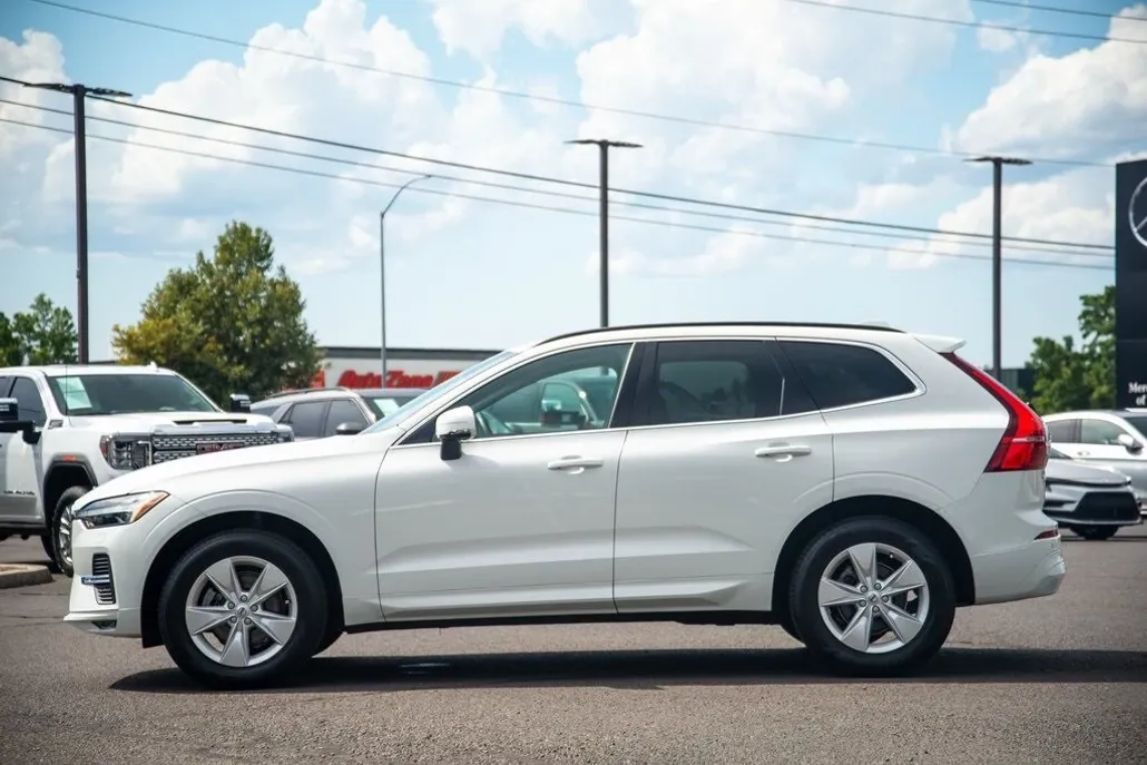 2022 Volvo XC60 B5 Momentum photo 1
