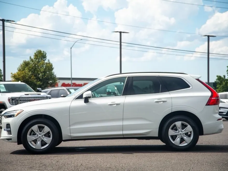 2022 Volvo XC60 B5 Momentum photo 1