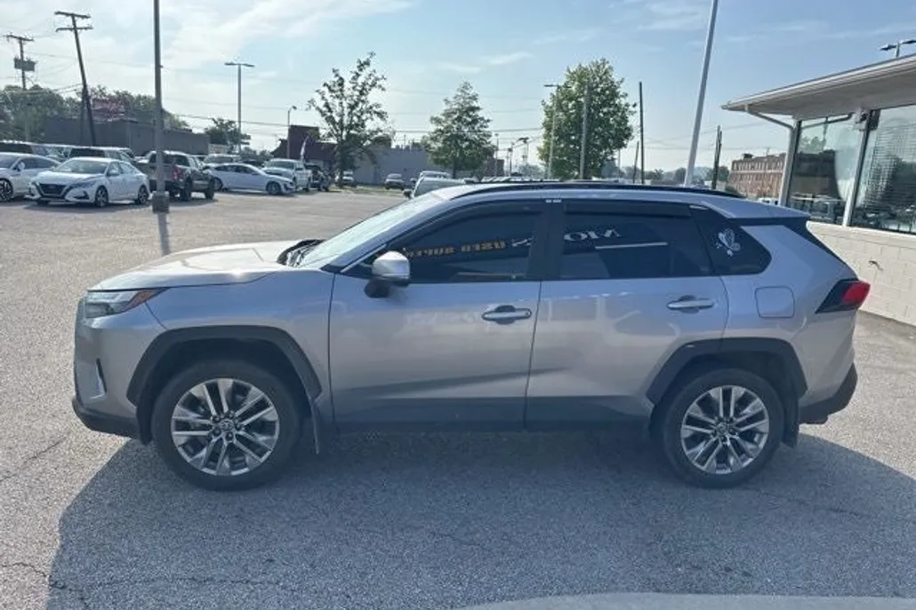 2023 Toyota RAV4 XLE Premium photo 1