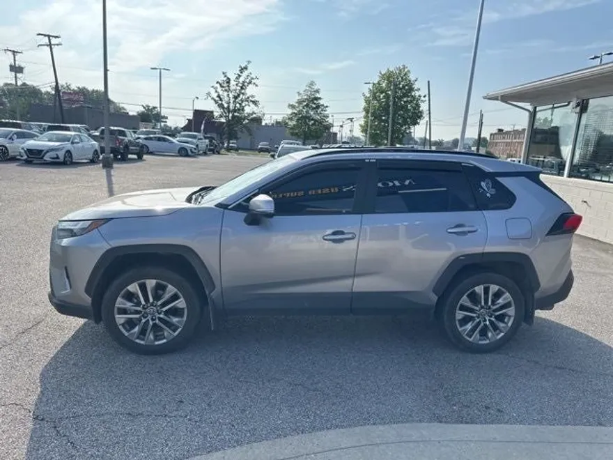 2023 Toyota RAV4 XLE Premium photo 1