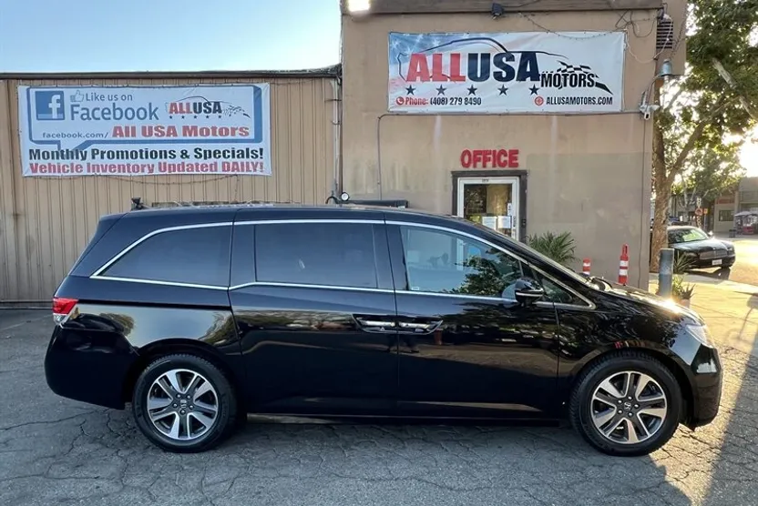 2016 Honda Odyssey Touring photo 1