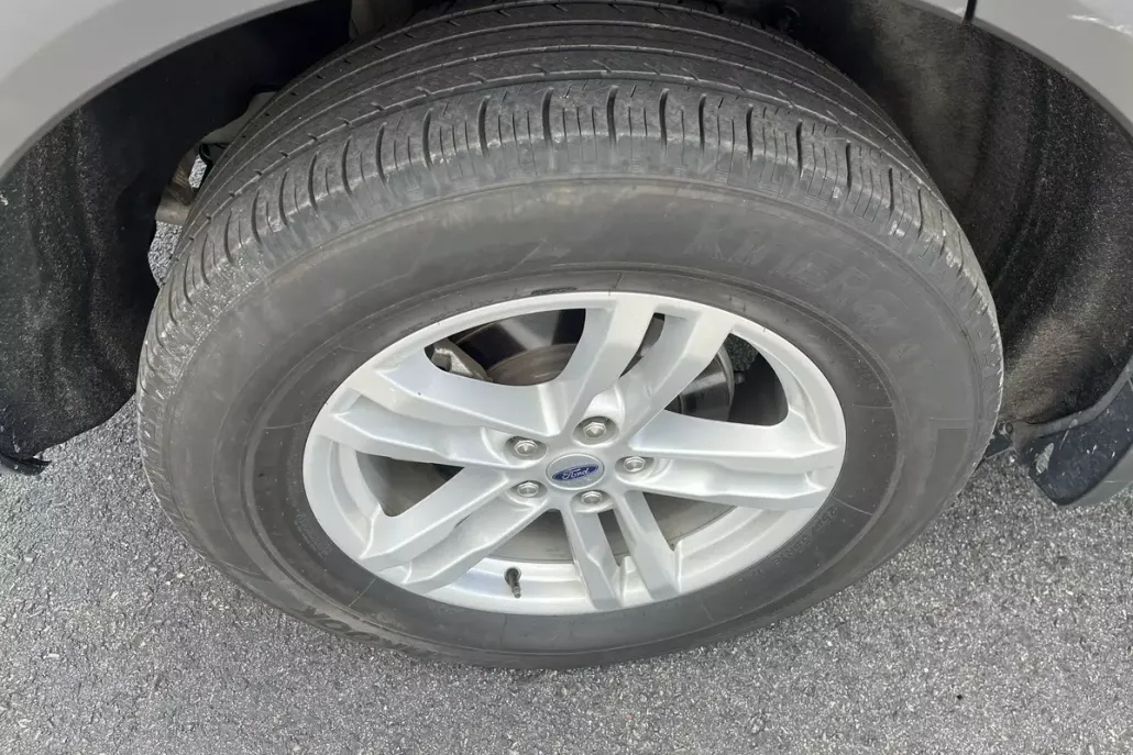 2023 Ford Explorer XLT photo 1