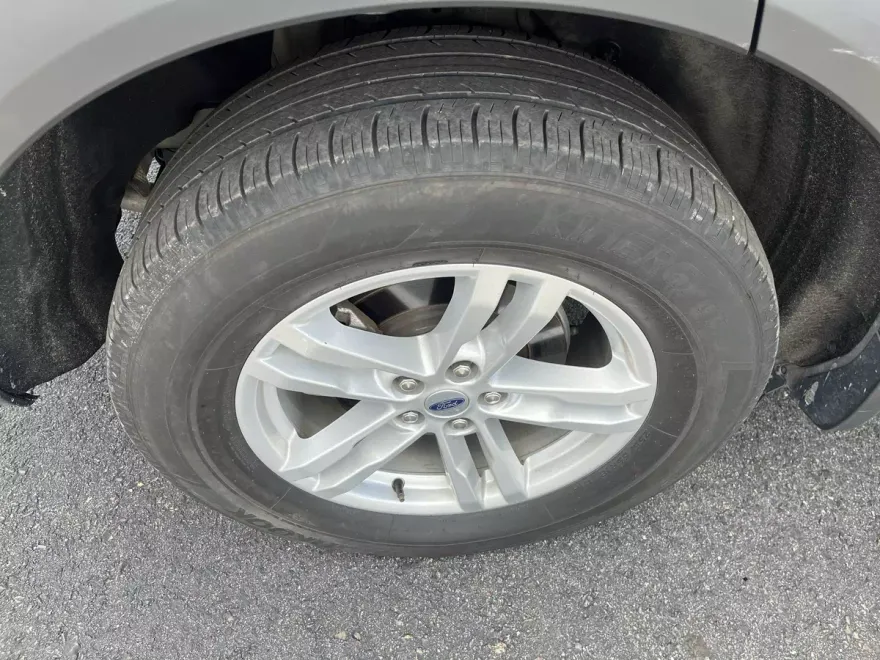 2023 Ford Explorer XLT photo 1