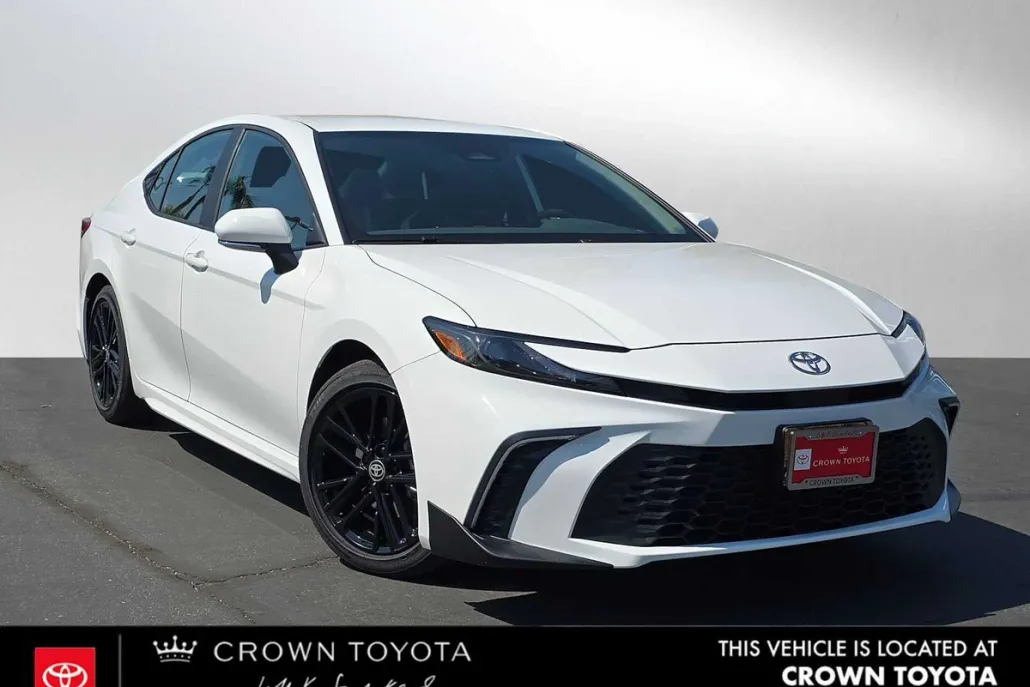 2025 Toyota Camry SE photo 1