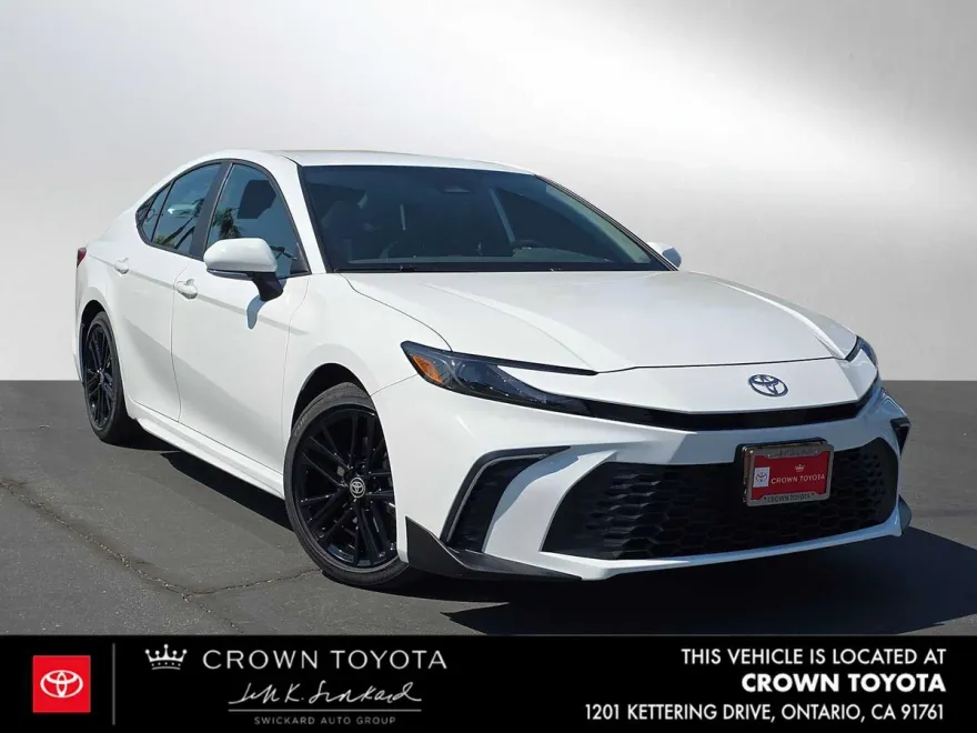 2025 Toyota Camry SE photo 1