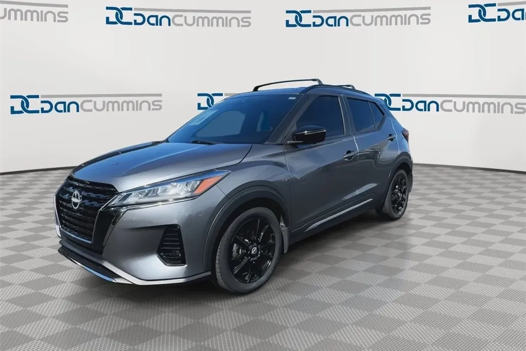 2023 Nissan Kicks SR photo 1