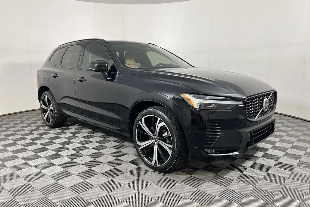 2023 Volvo XC60 B5 Ultimate photo 1