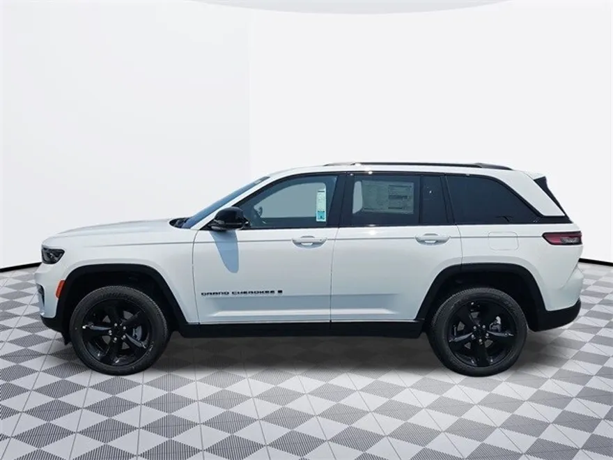 2025 Jeep Grand Cherokee Laredo Sport photo 1