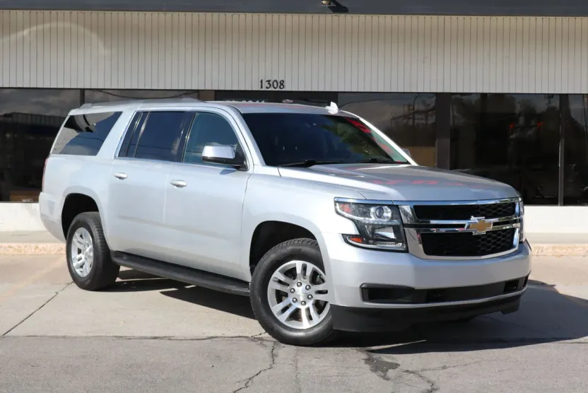 2017 Chevrolet Suburban LT photo 1