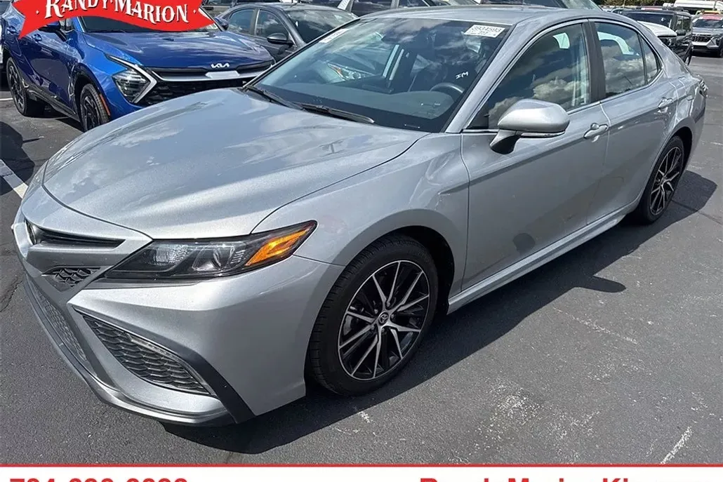 2022 Toyota Camry SE photo 1
