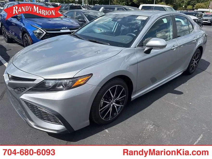 2022 Toyota Camry SE photo 1