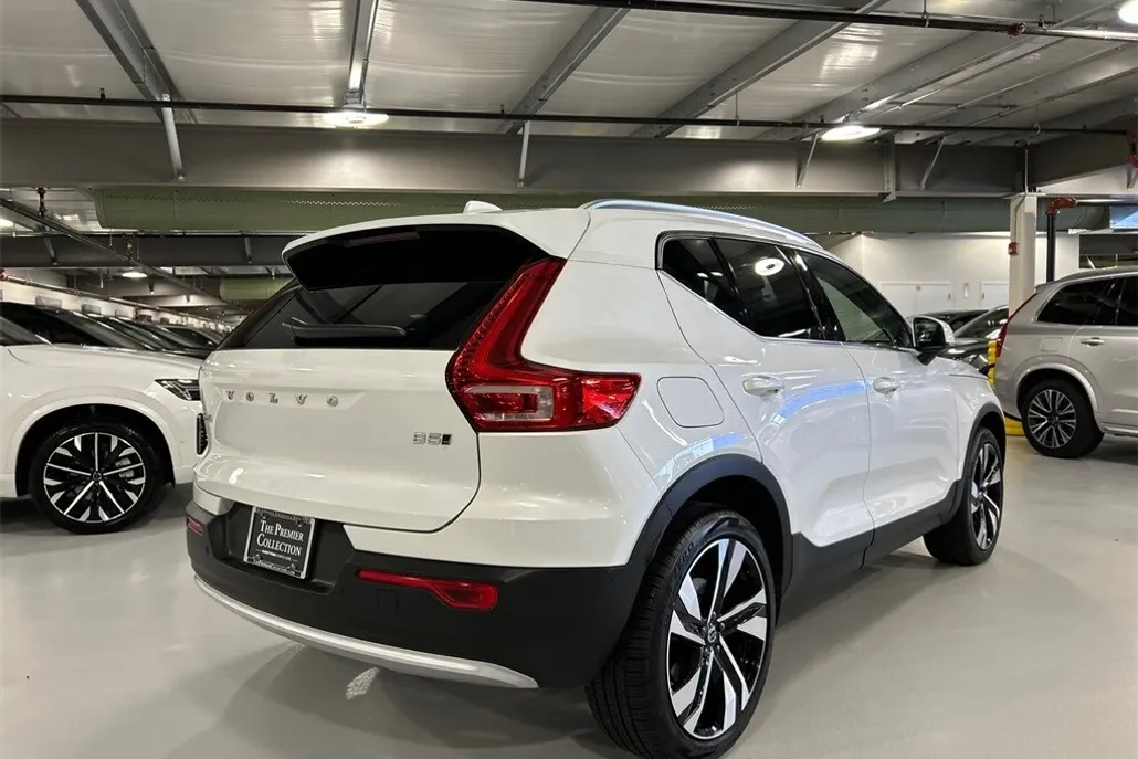 2025 Volvo XC40 Plus photo 1