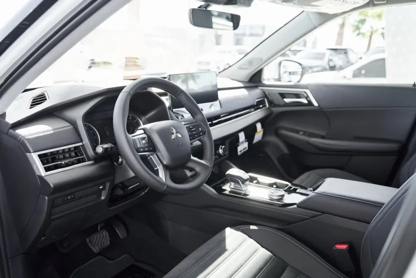 2025 Mitsubishi Outlander SE photo 1