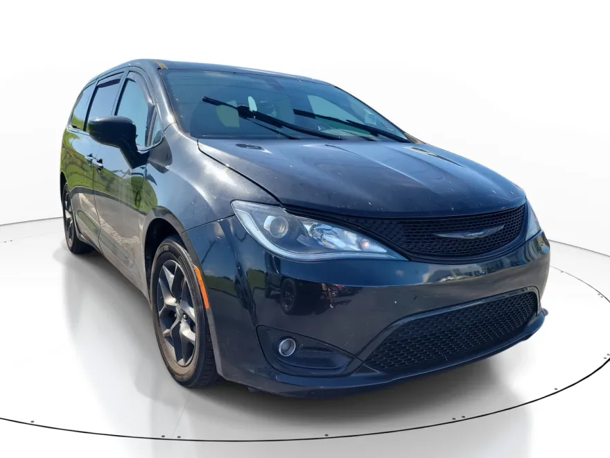 2020 Chrysler Pacifica Touring photo 1