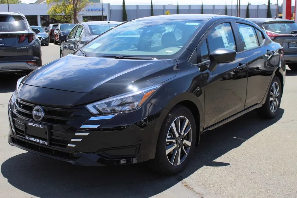 2025 Nissan Versa 1.6 S photo 1