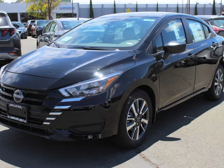 2025 Nissan Versa 1.6 S photo 1