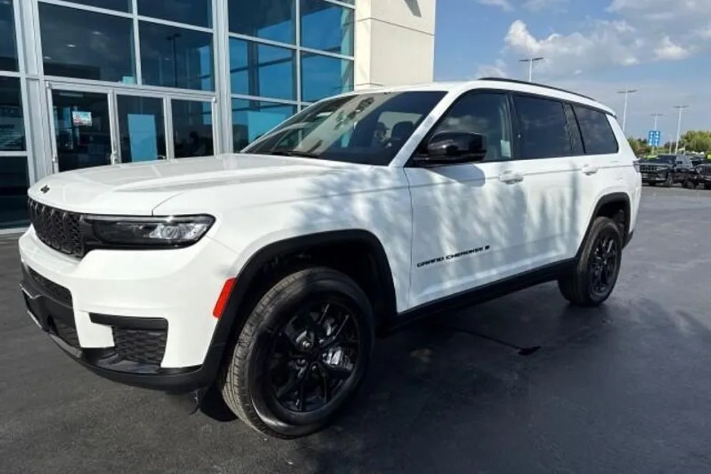 2025 Jeep Grand Cherokee Laredo Altitude photo 1