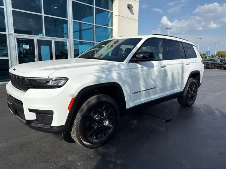 2025 Jeep Grand Cherokee Laredo Altitude photo 1