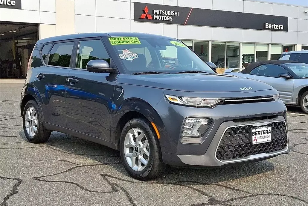 2022 Kia Soul LX photo 1
