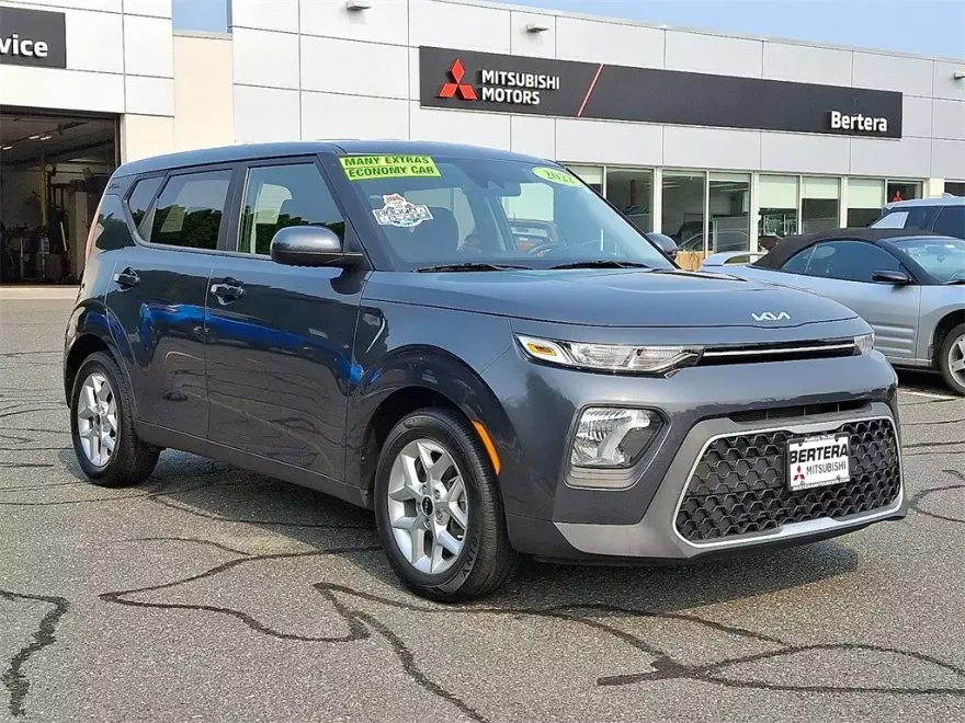 2022 Kia Soul LX photo 1