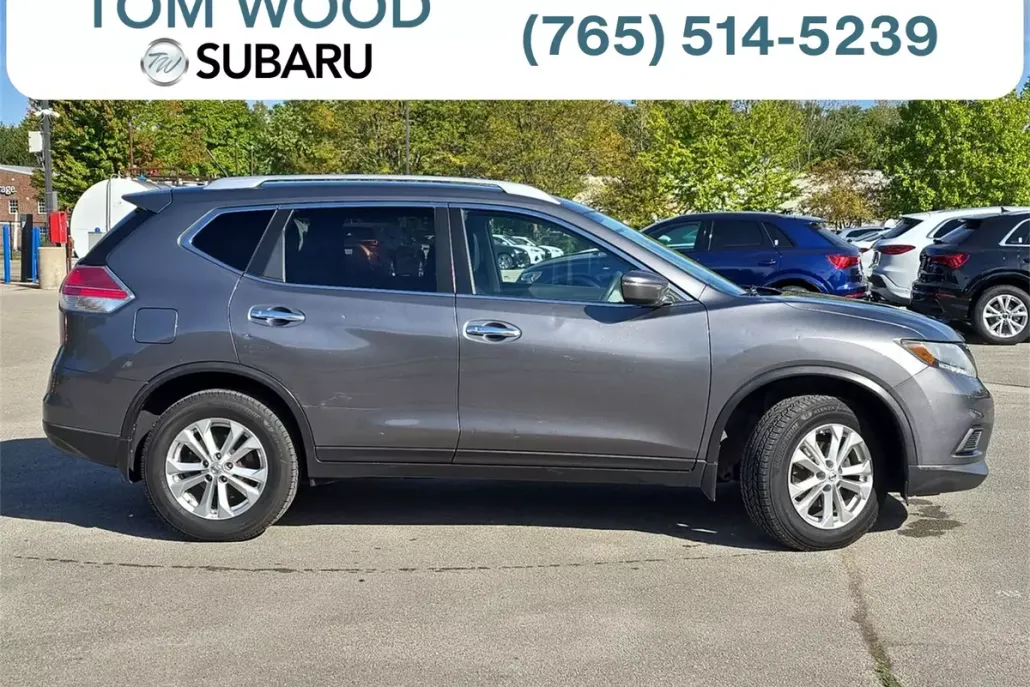 2015 Nissan Rogue SV photo 1