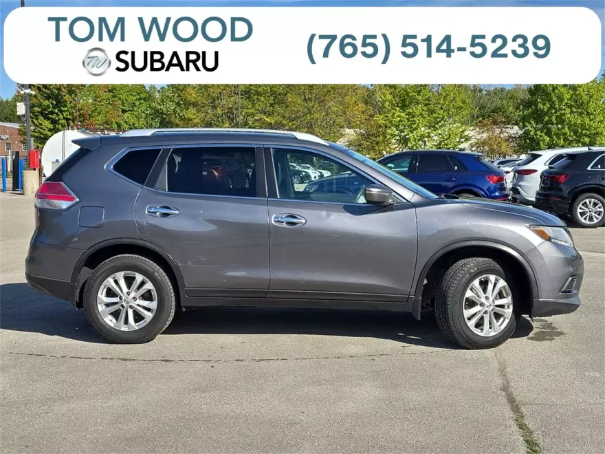 2015 Nissan Rogue SV photo 1