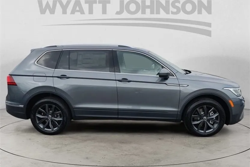 2023 Volkswagen Tiguan SE photo 1