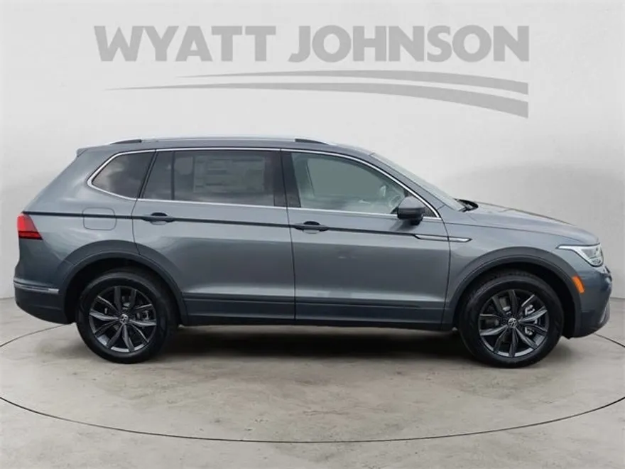 2023 Volkswagen Tiguan SE photo 1