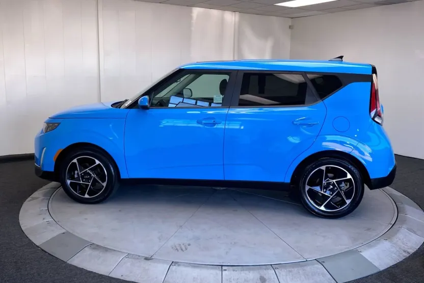 2023 Kia Soul EX photo 1