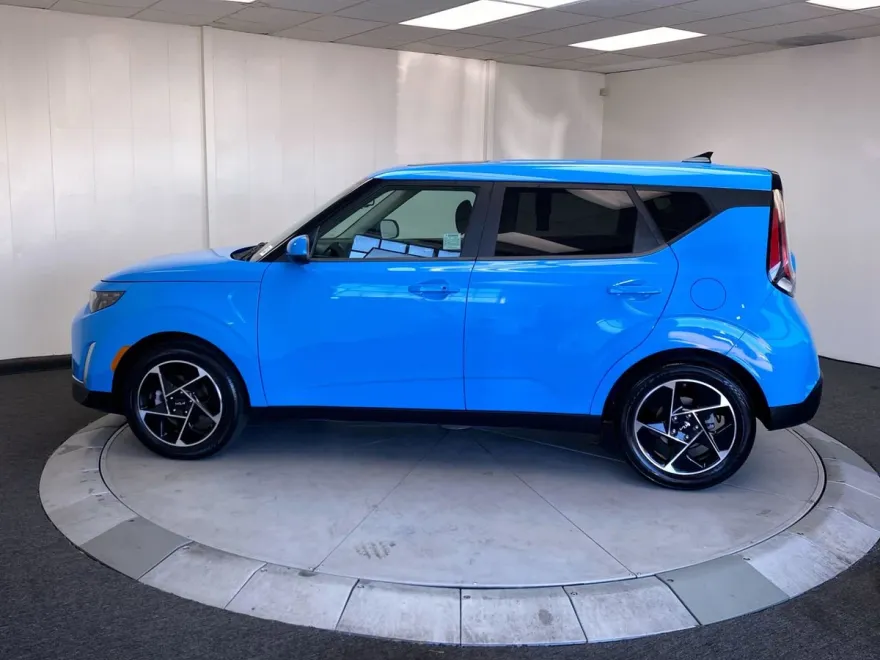 2023 Kia Soul EX photo 1