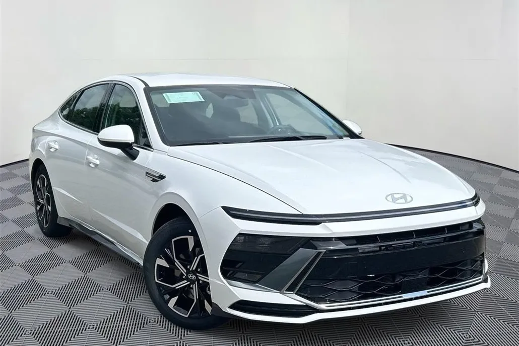 2025 Hyundai Sonata SEL photo 1