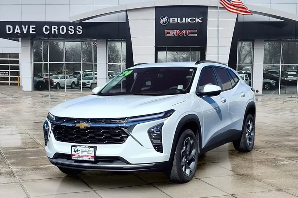 2024 Chevrolet Trax LT photo 1