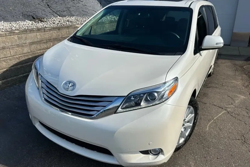 2017 Toyota Sienna L photo 1