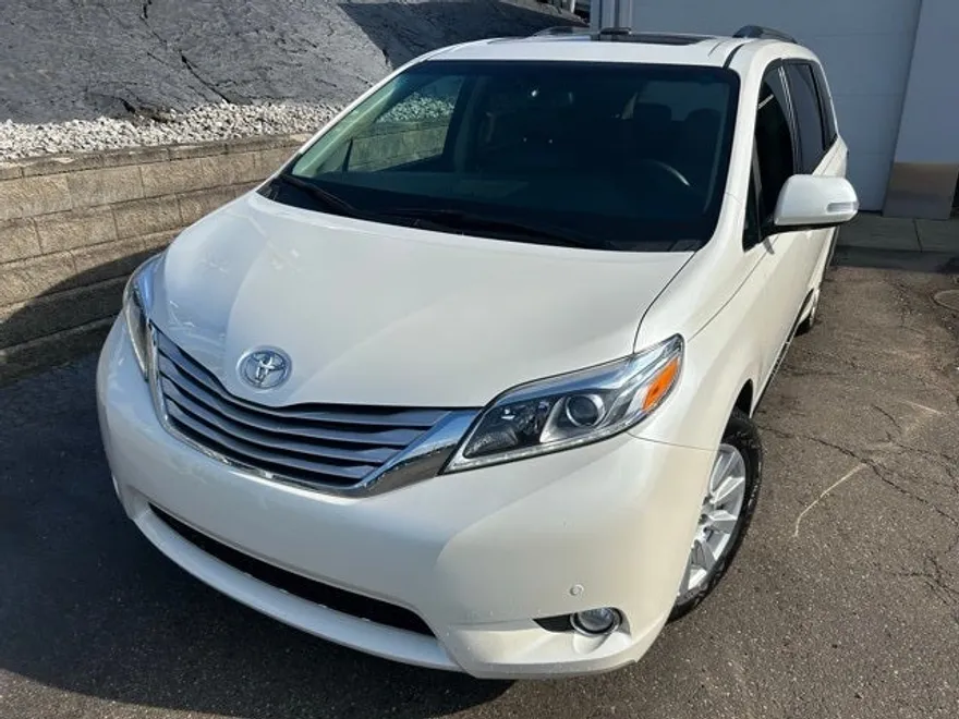 2017 Toyota Sienna L photo 1