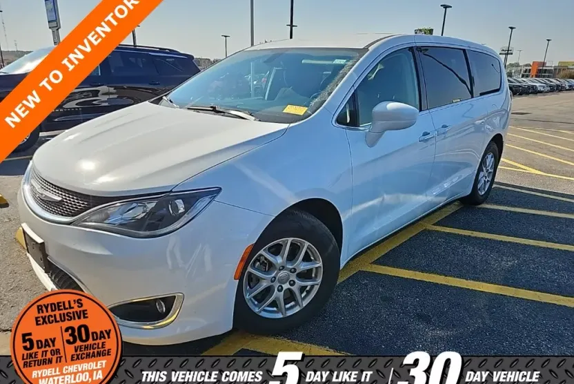 2020 Chrysler Pacifica Touring photo 1