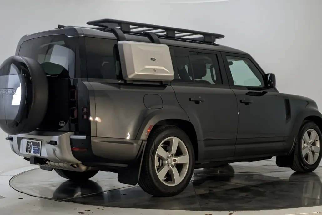 2023 Land Rover Defender 130 First Edition photo 1