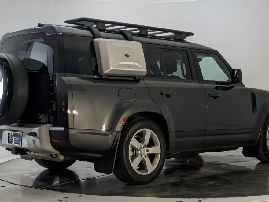 2023 Land Rover Defender 130 First Edition photo 1